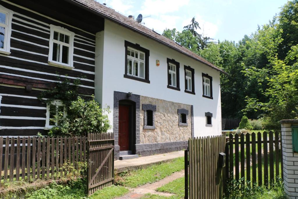 Roubenka nad řekou room 2